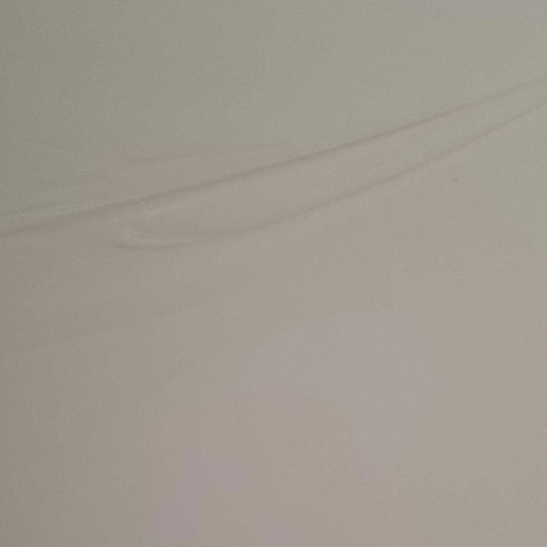 Nahaufnahme eines oberflächlichen Kratzers am weißen Korpus einer Trelino Trenntoilette aus dem Sonderposten Verkauf.