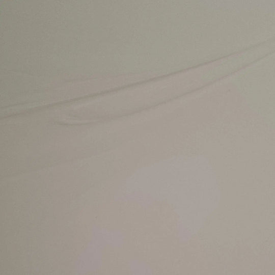 Nahaufnahme eines oberflächlichen Kratzers am weißen Korpus einer Trelino Trenntoilette aus dem Sonderposten Verkauf.