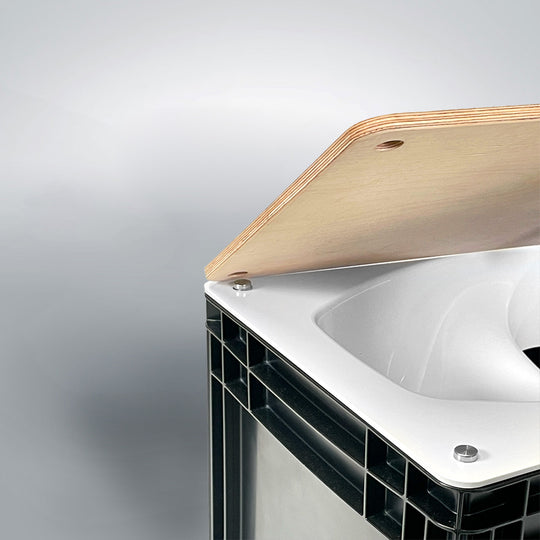 DIY Eurobox Komposttoilette mit schwarzem Korpus und offenem hellem Holzdeckel.