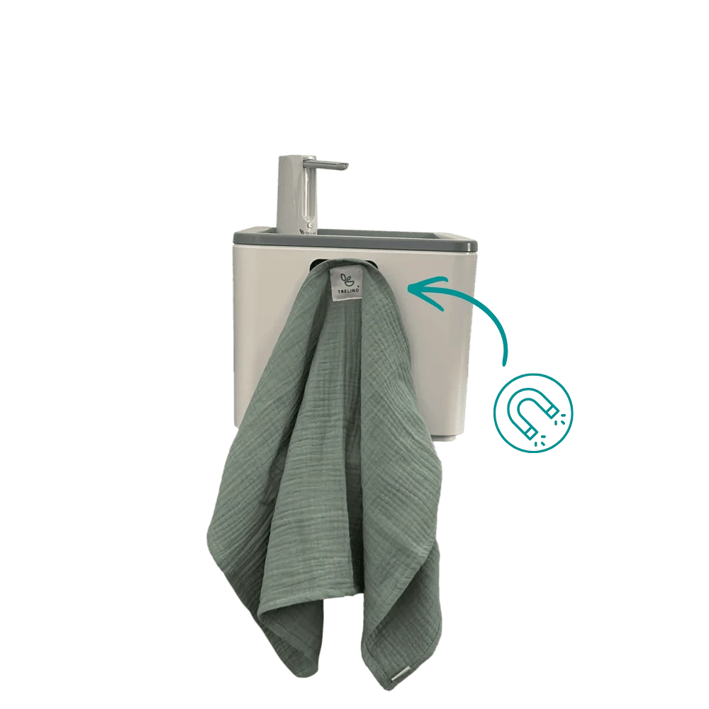 Handtuch mit magnetischer Befestigung hängt an dem Trelino® Splash Waschbecken