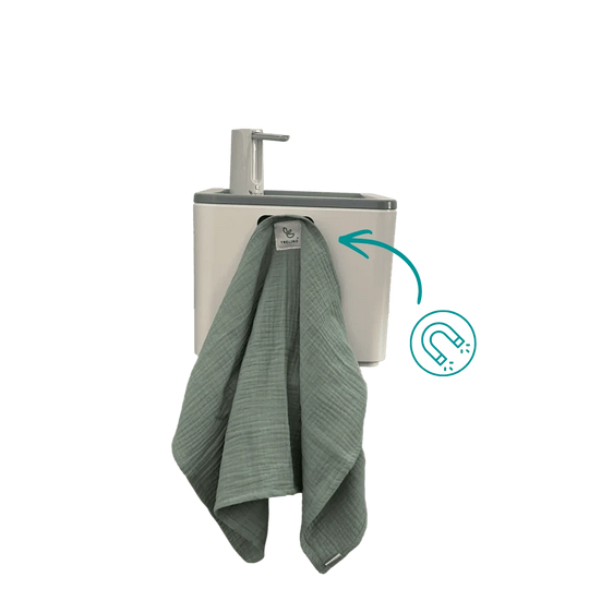 Handtuch mit magnetischer Befestigung hängt an dem Trelino® Splash Waschbecken