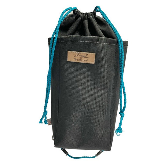 Schwarzer gewebter Spenderbeutel mit blauem Kordelzug und braunem Lederetikett.