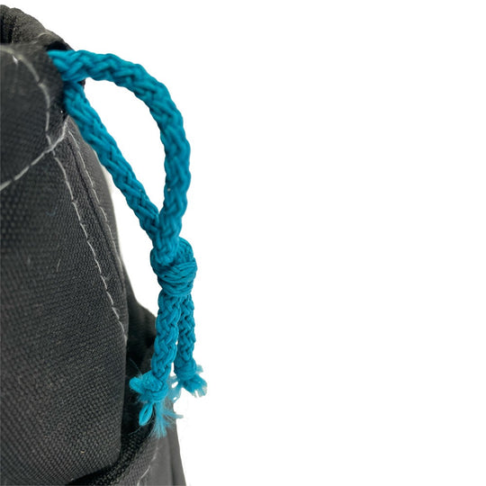 Schwarzer Beutel mit blauem Kordelzug und weißer Nahtkante.