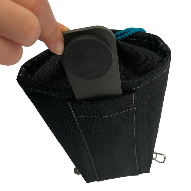 Schwarzer Beutel mit blauem Kordelzug und braunem Lederetikett. Magnetbefestigung, 3 Liter Fassungsvermögen.