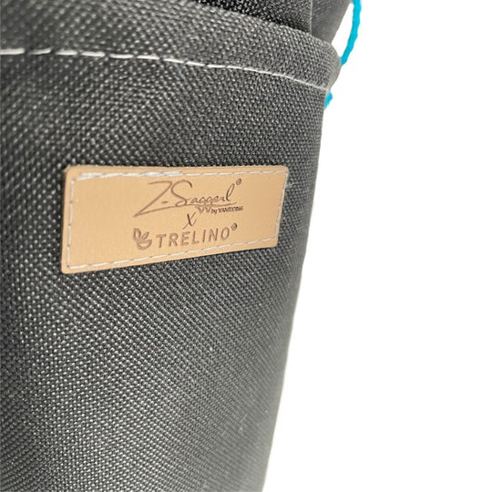 Schwarzer, robuster Streu Behälter aus Stoff mit braunem Lederetikett und weißer Naht, Z-Saggerl x Trelino.