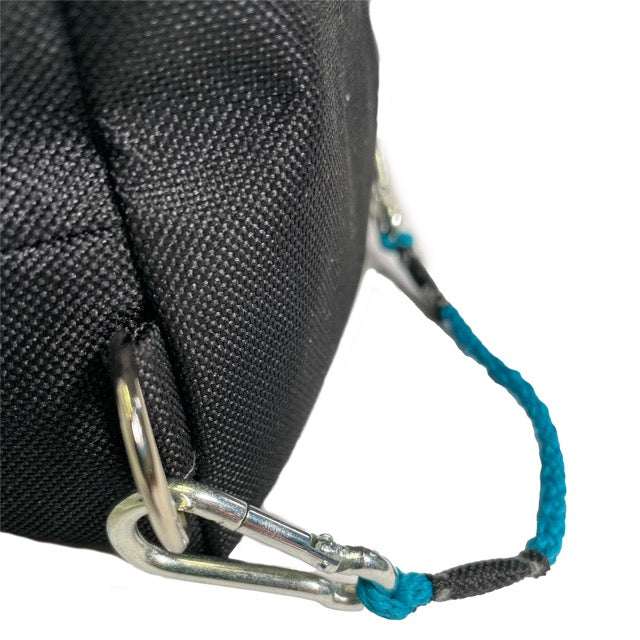 Schwarze Aufbewahrungstasche mit Metallring und blauem Zugband.