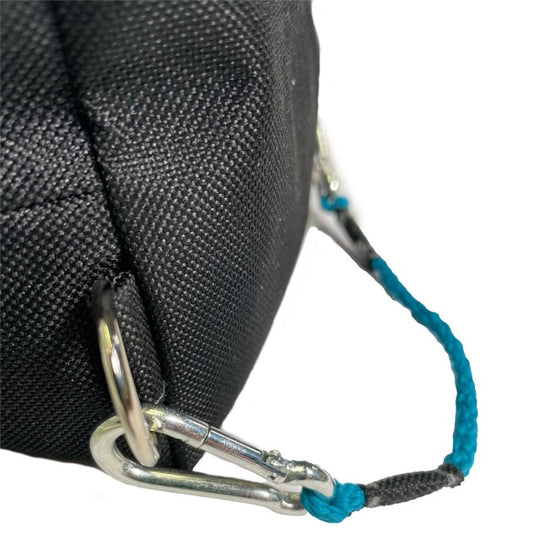 Schwarze Aufbewahrungstasche mit Metallring und blauem Zugband.