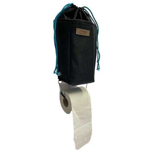 Schwarze, rechteckige Textiltasche mit Kordelzug und angebrachter Toilettenpapierrolle darunter.
