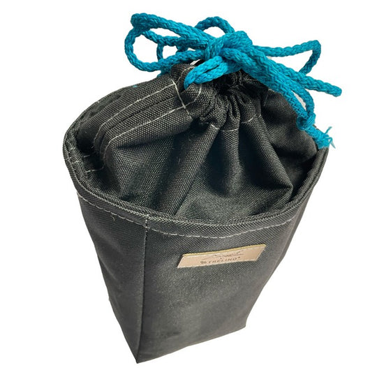 Schwarzer, eckiger Aufbewahrungsbeutel mit blauem Kordelzug und kleiner Stoffetikette.