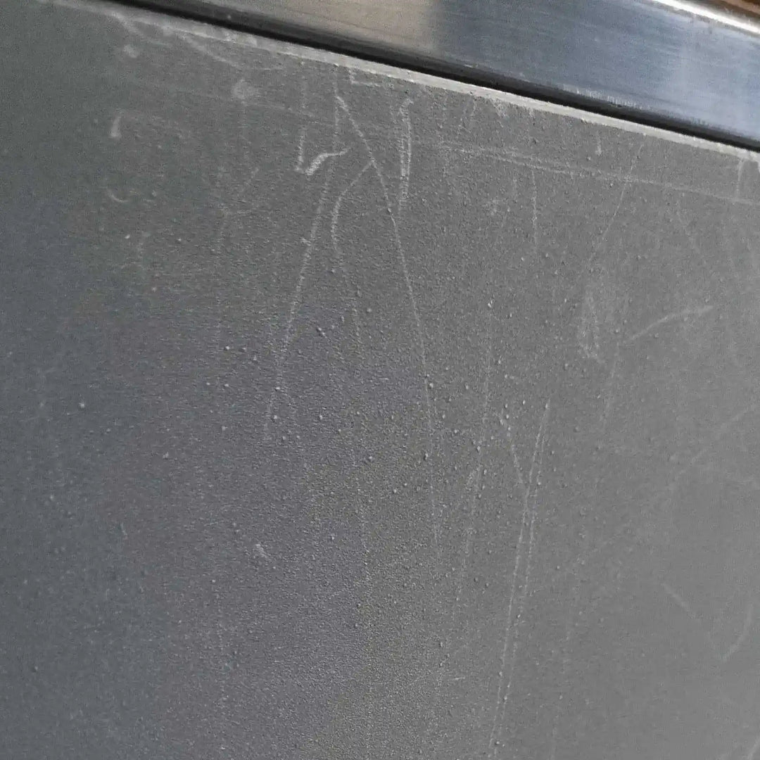 Umfang der Kratzer und Schönheitsfehler am Kunststoff der Komposttoilette.