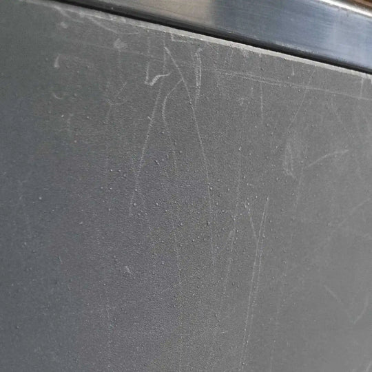 Umfang der Kratzer und Schönheitsfehler am Kunststoff der Komposttoilette.