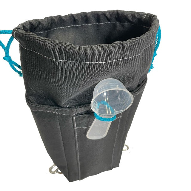 Schwarzes, robustes Z-Saggerl mit Kordelzug und transparentem Messlöffel.