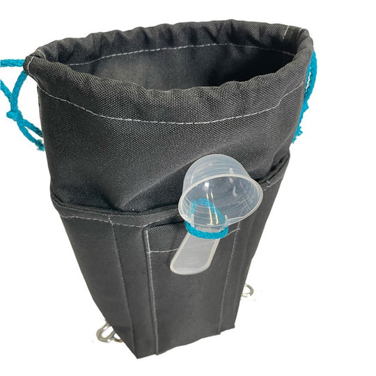 Schwarzes, robustes Z-Saggerl mit Kordelzug und transparentem Messlöffel.