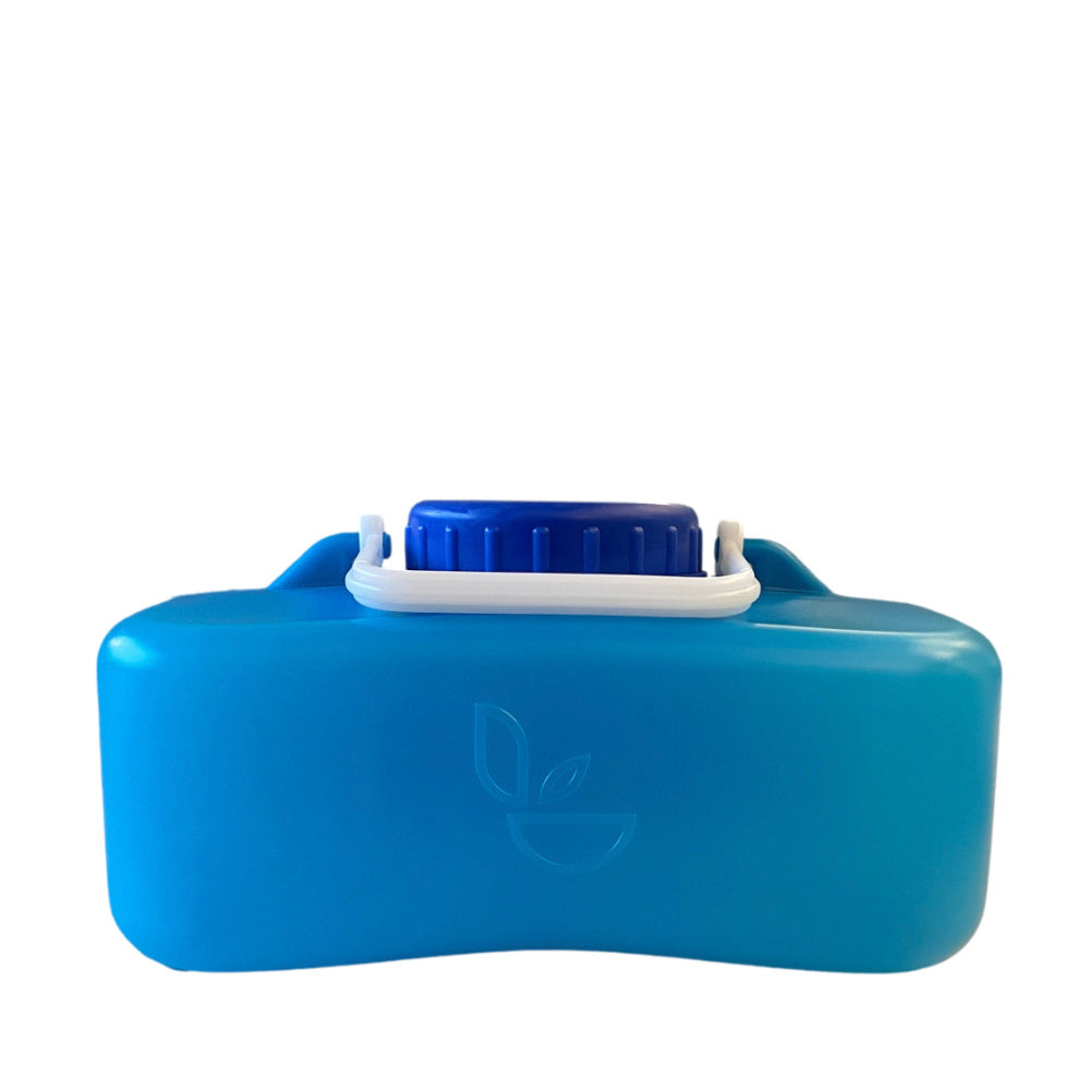 Blauer Urinkanister für Trenntoiletten mit weißem Griff und blauem Schraubdeckel, 4,5 Liter.