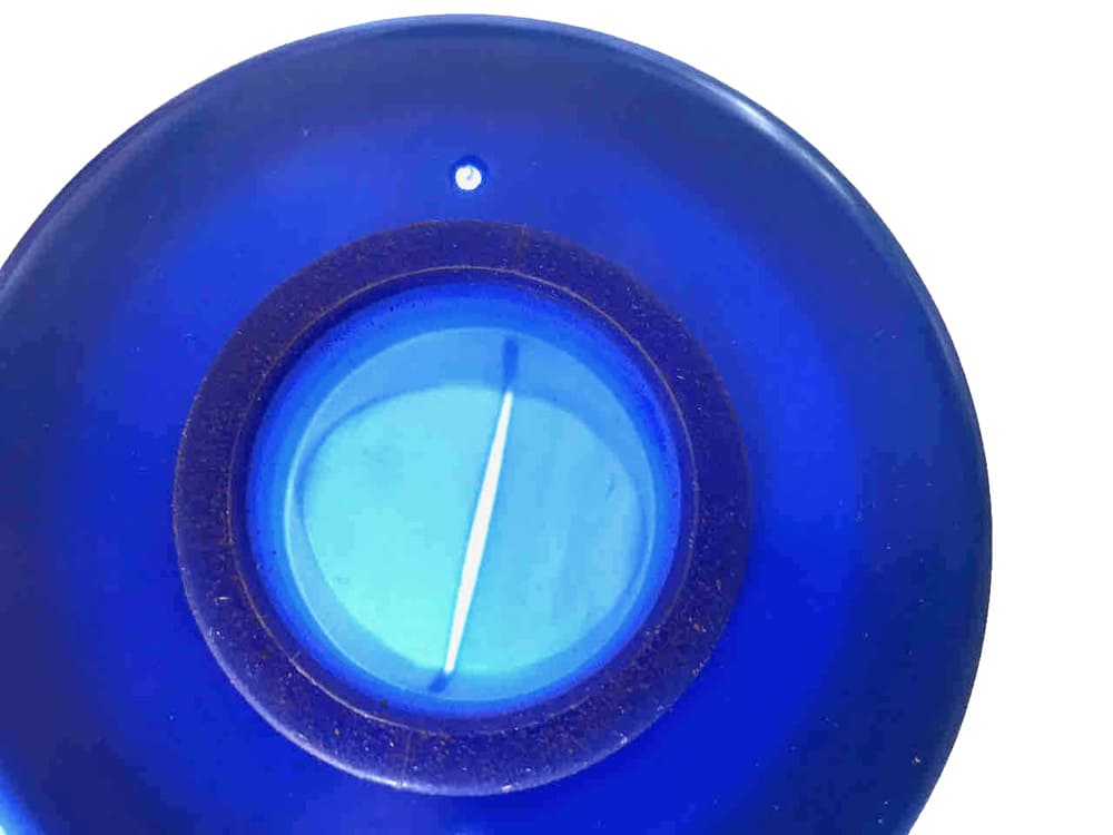 Blauer Deckel für Urinbehälter mit eingesetzter Membran in der Nahansicht.