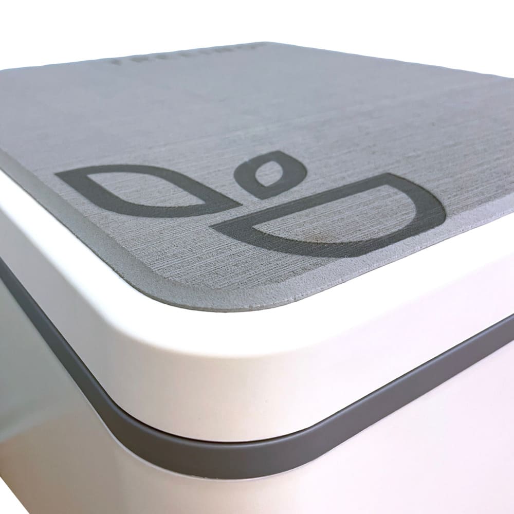 Graue Trelino® Evo Toilettendeckel-Abdeckung mit Trelino Logo.