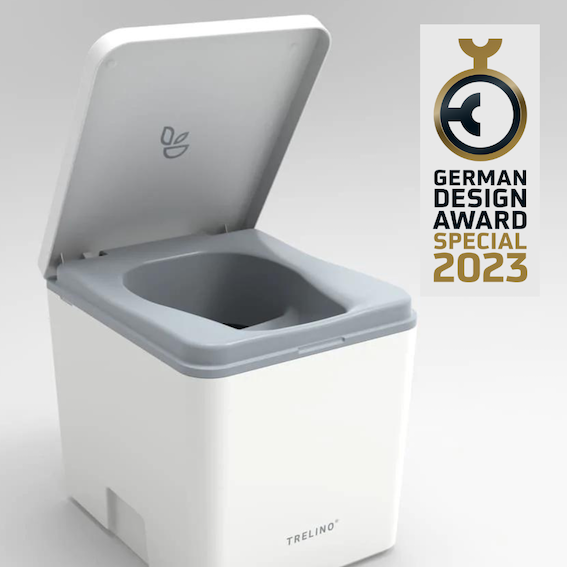 Weißes kompostierbares Trelino Evo L Trocken-Klo mit offenem Deckel und grauer Sitzfläche sowie German Design Award Logo.