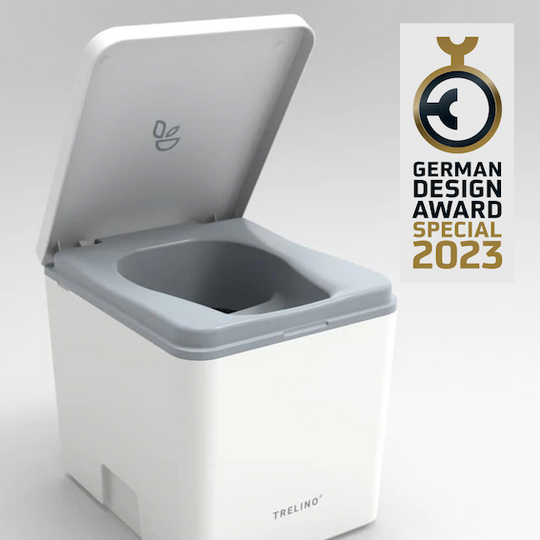 Weißes kompostierbares Trelino Evo L Trocken-Klo mit offenem Deckel und grauer Sitzfläche sowie German Design Award Logo.