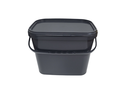 Grauer Kunststoffbehälter mit Deckel und seitlichem Griff, rechteckig, mittelgroß.