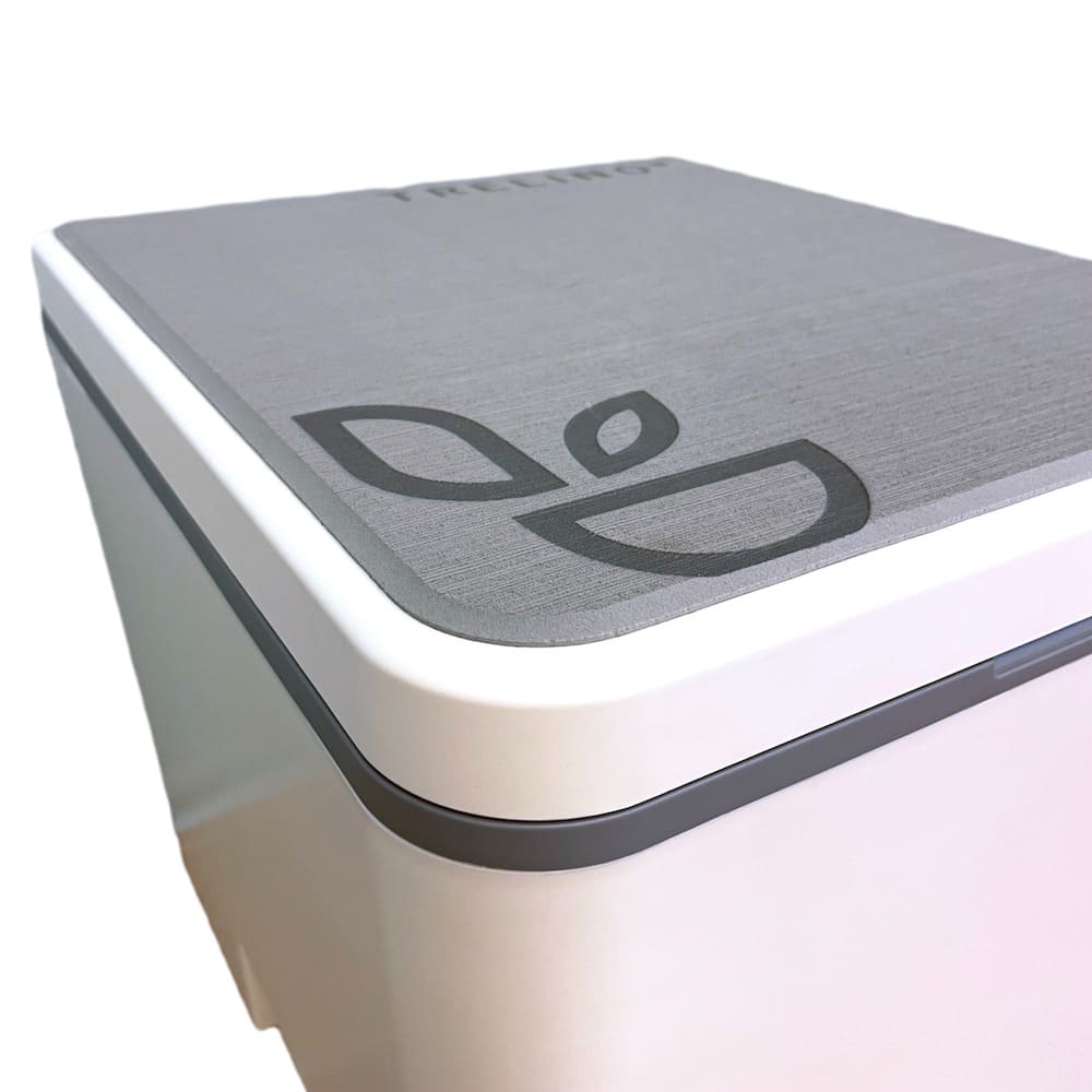 Grau-weißer Deckelaufsatz mit leicht strukturierter Oberfläche und modernem Trelino Logo.