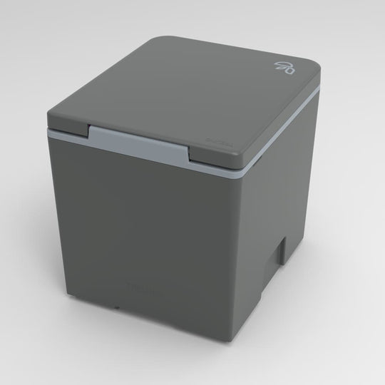 Anthrazitfarbene Komposttoilette Trelino Evo M mit geschlossenem Deckel und kompakter Form von hinten.