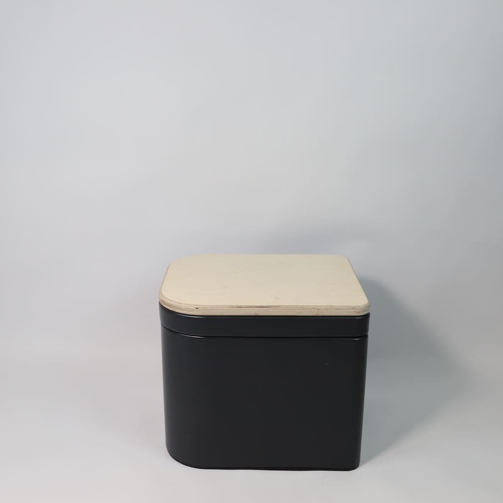 Kompakte Trockentrenntoilette mit massivem Deckel, auch als Sitz oder Tritt geeignet.