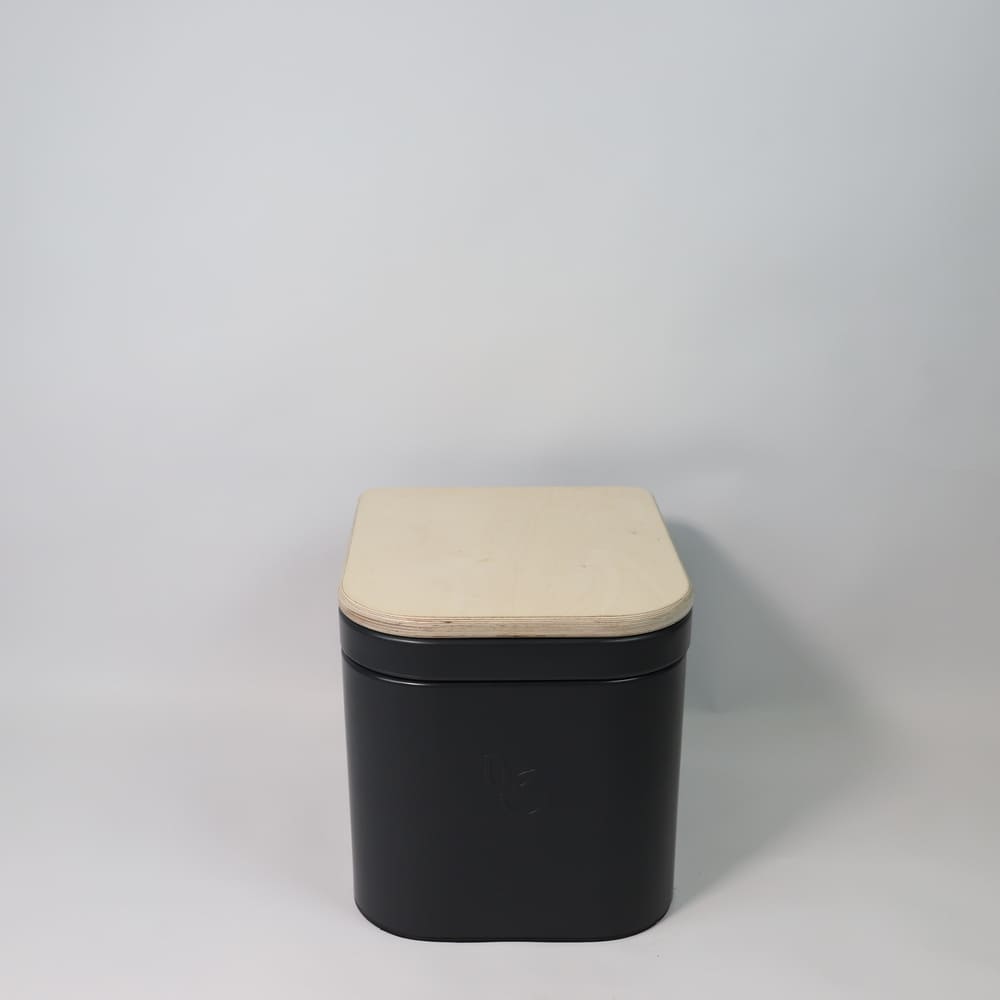 Trenntoilette Trelino Origin M mit Kunststoffgehäuse und Holz-Deckel für Podeste in Wohnwagen.