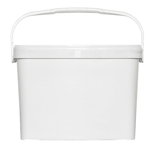 Weißer rechteckiger Kunststoffbehälter mit Griff, kompakt und robust gestaltet.
